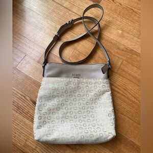 GUESS Tan, Brown Gold Patterned Crossbody Bag Y2K Minimalism zippered top -marks